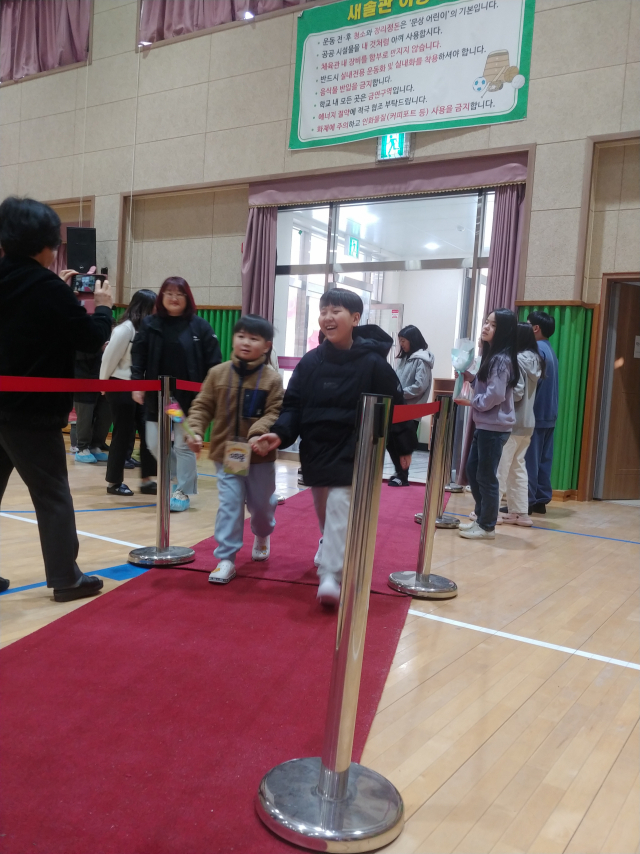 선배손 맞잡고 입학식 기사